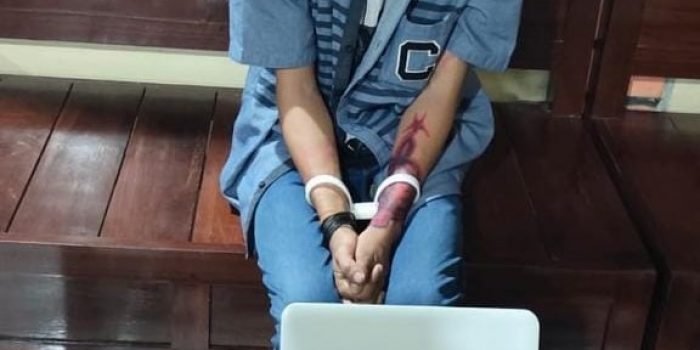 Terduga pelaku AS (26) dan Barang Bukti yang berhasil diamankan Polsek Balikpapan Barat. Foto : BorneoFlash.com/Muhammad Eko.