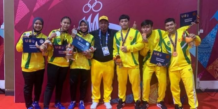 Ketua anggar Kaltim, Muslimin bersama tim degen putri dan floret putra usai meraih perak dan perunggu PON XX Papua. Foto :HO/Humas KONI Kaltim.