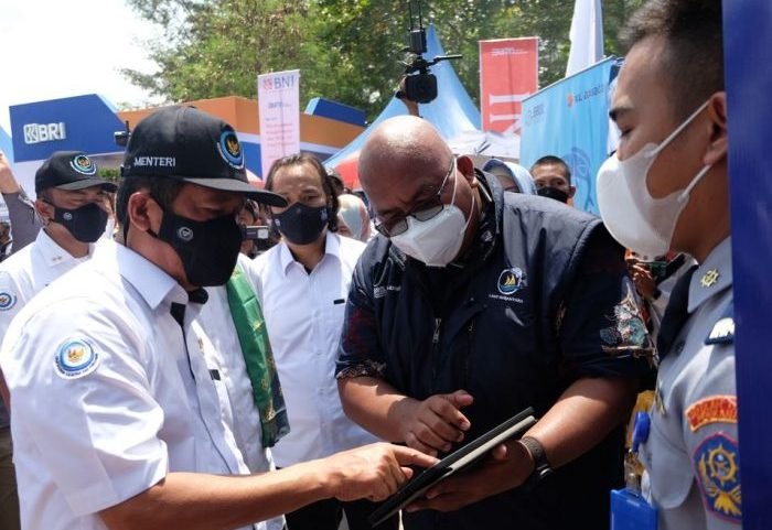 Menteri Kelautan dan Perikanan RI, Ir. Sakti Wahyu Trenggono, M.M (bertopi hitam) sedang mencoba aplikasi Laut Nusantara dalam peringatan HUT ke-22 Kementerian Kelautan dan Perikanan (KKP) Republik Indonesia yang dilaksanakan di Desa Pulau Buku Limau, Kecamatan Manggar, Kabupaten Belitung Timur, Selasa (26/10/2021). Foto : HO.