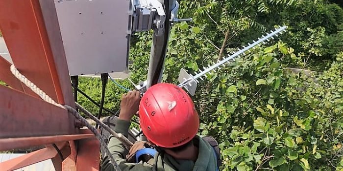 Teknisi XL Axiata memasang perangkat  “Huawei RuralStar Pro” untuk uji coba di Kabupaten Berau,  Kalimantan Timur, belum lama ini. Foto : HO.