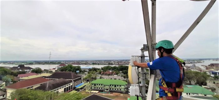 Teknisi sedang melakukan pemeliharaan salah satu infrastruktur jaringan BTS milik XL Axiata yang berlokasi di dekat Alun-alun Sungai Kapuas, Pontianak, Kalimantan Barat. Foto : HO.