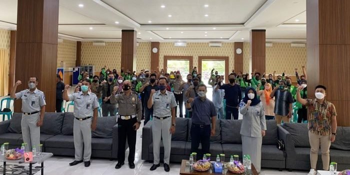 PT Jasa Raharja Cabang Kalimantan Timur bekerja sama dengan Ditlantas Polda Kaltim menggelar kegiatan pelatihan bagi pengemudi alat angkutan umum. di Gedung Auliya Balikpapan, Senin (27/9/2021). Foto : HO.
