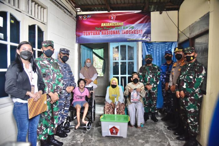 Pangdam VI/Mlw beserta Rombongan berkunjung ke Kediaman Bpk. Duma Jl. Blora ,RT. 20 Kel. Klandasan Ilir, Kec. Balikpapan Kota, untuk memberikan bantuan berupa Bingkisan Sembako 1 Box, Kursi Roda, Tongkat dan Tabungan. Kamis (30/9/2021). Foto : HO.