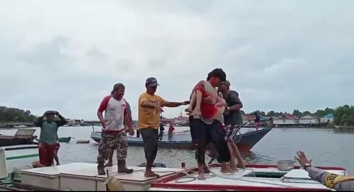 Tarandita (10) Anak yang tenggelam di Sungai Manggar di evakuasi warga dan Petugas. Foto : BorneoFlash.com/Muhammad Eko.