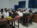 Para peserta tes SKD di Kabupaten Kutai Barat yang masih tetap menunggu jaringan internet membaik hingga malam hari pada Kamis (30/9/2021) kemarin. Foto : HO.
