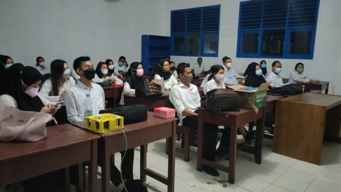 Para peserta tes SKD di Kabupaten Kutai Barat yang masih tetap menunggu jaringan internet membaik hingga malam hari pada Kamis (30/9/2021) kemarin. Foto : HO.