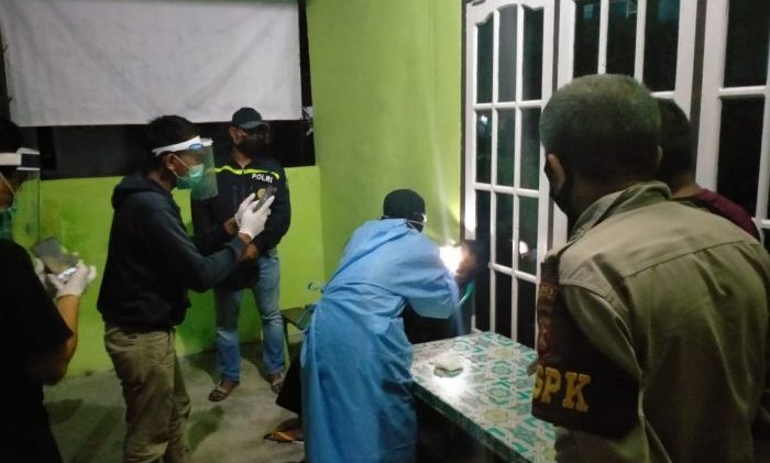 Kondisi korban Agus Darmanto (57) yang meninggal dalam kondisi sedang duduk saat dievakuasi Petugas. Foto : BorneoFlash.com/Muhammad Eko.