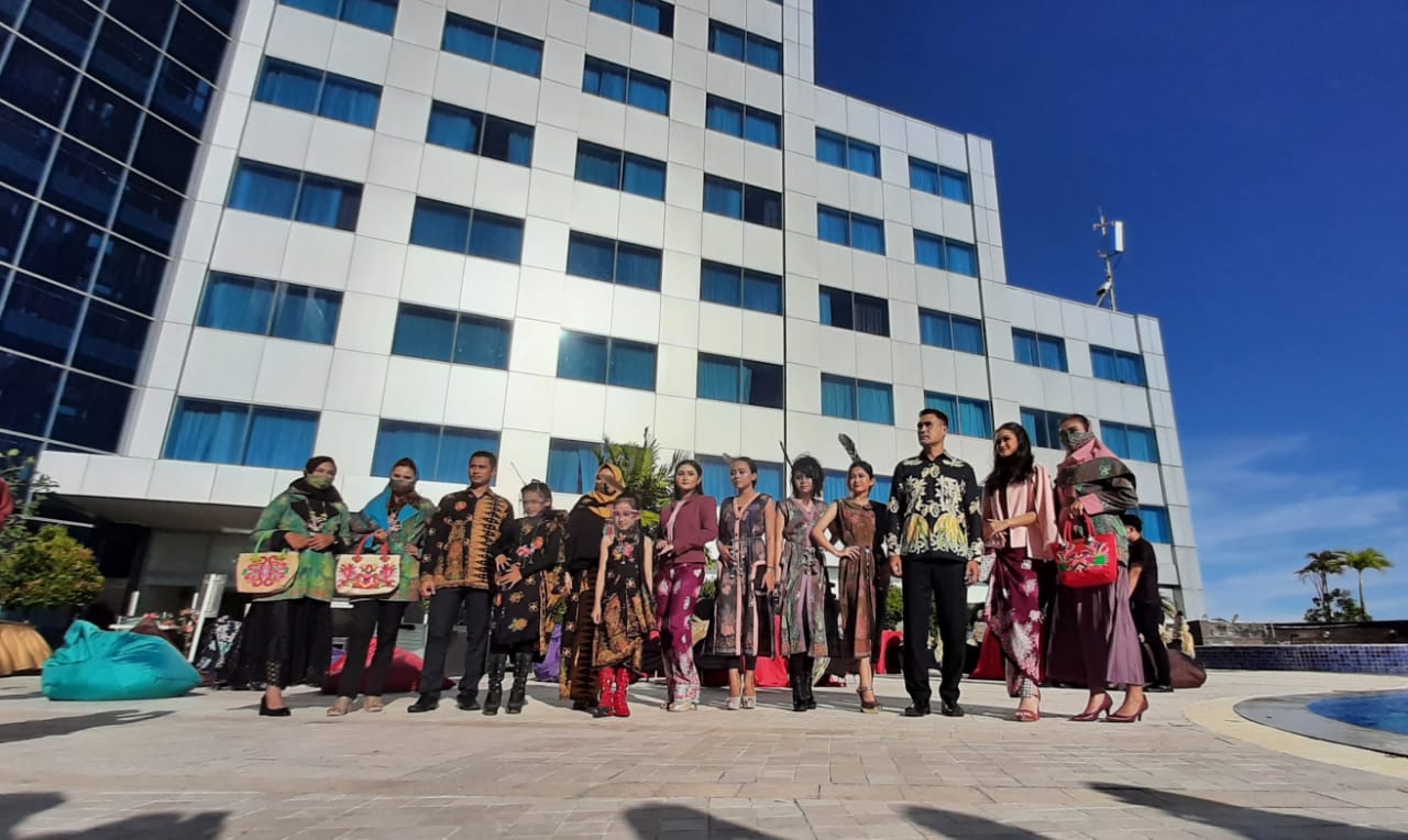 Peringati Hari Batik Nasional, Novotel Ibis Balikpapan Gelar Event Bertajuk Batik Showcase 