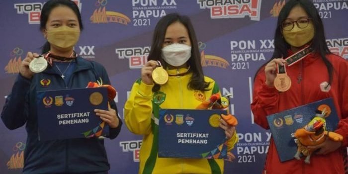 Pecatur Chelsie Monica (tengah) Raih Emas Catur Kilat PON XX Papua . (Instagram/@chelsie.monica).