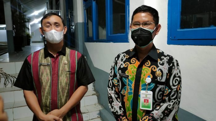 Kepala Badan Kepegawaian, Pendidikan dan Pelatihan Daerah (BKPPD) Kubar, Nopandel (Kanan) saat dikonfirmasi Rabu (6/10/2021). Foto : BorneoFlash.com/Lilis Suryani.