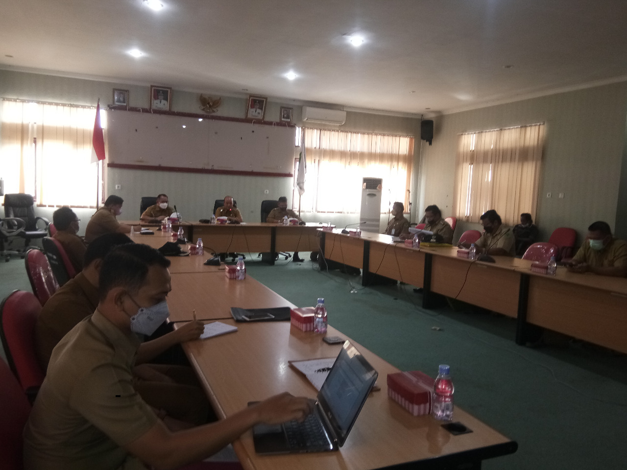 Poin ketujuh, setiap 3 bulan diadakan rapat evaluasi progres pelaksanaan penyelesaian penetapan dan penegasan batas kampung yang difasilitasi oleh Asisten Bidang Pemerintahan dan Humas cq Kabag Pemerintahan.