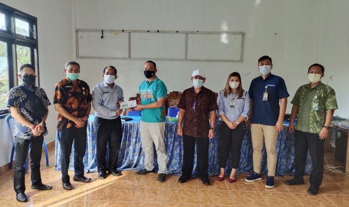 Kepala BPJS Kesehatan Kubar, Herman Prayudi saat berkunjung ke tiap kecamatan dalam sosialisasi kepesertaan dan kepatuhan beberapa waktu lalu. Foto : HO.