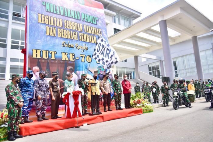 Merayakan hari jadi ke-76 TNI, Kodam VI/Mulawarman bersama Universitas Mulawarman (Unmul) serta Universitas 17 Agustus melaksanakan serbuan vaksinasi Covid-19 secara massal. Foto : HO.