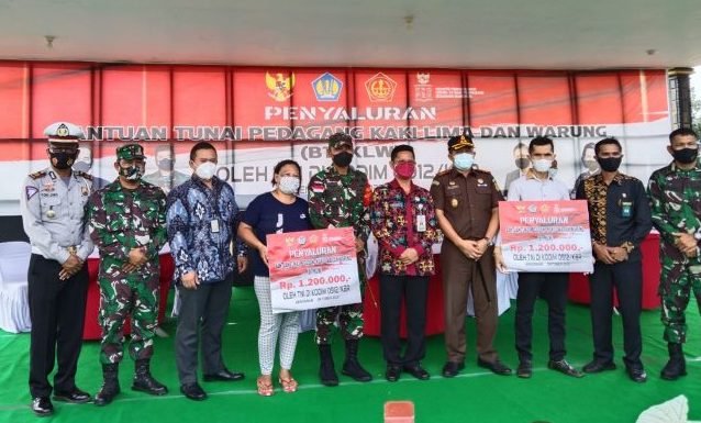 Pemkab Kutai Barat bersinergi dengan Kodim 0912 Kutai Barat melaksanakan Penyaluran Dana Bantuan Tunai Pedagang Kaki Lima dan Warung (BTPKLW) upaya membantu Pelaku Usaha Mikro(PUM) akibat dari dampak Covid 19. Foto : BorneoFlash.com/Lilis Suryani.