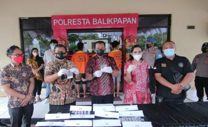 Satresnarkoba Polresta Balikpapan gelar konferensi pers operasi antik Mahakam 2021 di Halaman Mapolresta Balikpapan Jumat (8/10/2021). Foto : BorneoFlash.com/Muhammad Eko.