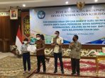 Dinas Pendidikan dan Kebudayaan (Disdikbud) menggelar penyerahan hibah SPP dan insentif guru SD/MI dan SMP/MTs swasta serta dana pembinaan siswa berprestasi berskala internasional jenjang SD/MI dan SMP/MTs kota balikpapan tahun 2021 pada Jumat (8/10/2021). Foto : BorneoFlash.com/Muhammad Eko.