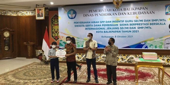 Pemkot Berikan Bantuan Kepada Siswa dan Guru, Dalam Rangka Dukung Pendidikan Di Balikpapan