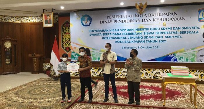 Dinas Pendidikan dan Kebudayaan (Disdikbud) menggelar penyerahan hibah SPP dan insentif guru SD/MI dan SMP/MTs swasta serta dana pembinaan siswa berprestasi berskala internasional jenjang SD/MI dan SMP/MTs kota balikpapan tahun 2021 pada Jumat (8/10/2021). Foto : BorneoFlash.com/Muhammad Eko.