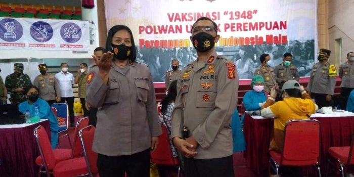 Kapolda Kaltim Irjen Pol Herry Rudolf Nahak saat meninjau kegiatan Vaksinasi dosis kedua pada Sabtu (9/10/2021). Foto : BorneoFlash.com/Muhammad Eko.