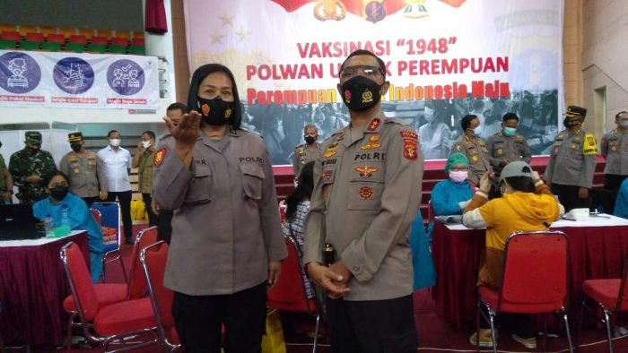 Kapolda Kaltim Irjen Pol Herry Rudolf Nahak saat meninjau kegiatan Vaksinasi dosis kedua pada Sabtu (9/10/2021). Foto : BorneoFlash.com/Muhammad Eko.