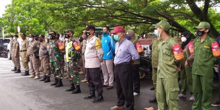 Petugas Gabungan Saat Apel Sebelum melaksanakan Razia Protokol Kesehatan. Foto : BorneoFlash.com/Muhammad Eko.