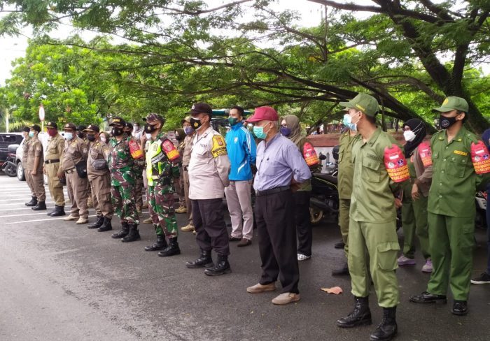 Petugas Gabungan Saat Apel Sebelum melaksanakan Razia Protokol Kesehatan. Foto : BorneoFlash.com/Muhammad Eko.