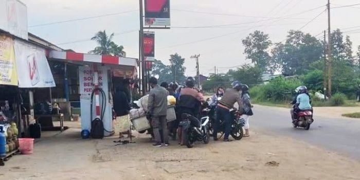 Pedagang eceran BBM di Kecamatan Barong Tongkok yang diserbu oleh masyarakat untuk bisa mendapatkan bahan bakar kendaraan. Foto : HO.