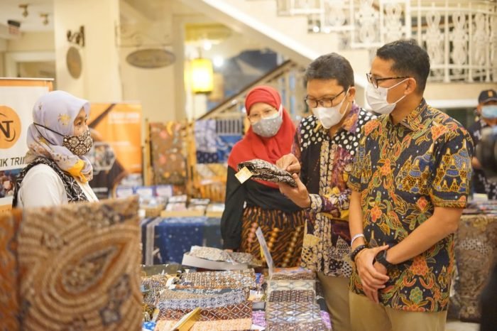 Menteri Pariwisata dan Ekonomi Kreatif, Sandiaga Uno membuka acara Batik Nusantara Celebration dari ALL - Accor Live Limitless Bersama Pelaku Ekonomi Kreatif, Minggu, 10 Oktober 2021 di The Phoenix Hotel Yogyakarta – MGallery Collection, Yogyakarta. Foto : HO/Novotel-Ibis Balikpapan.