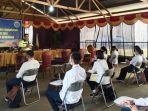 Section Head and Comrel PT GBU, Dennis saat memberikan motivasi kepada para mahasiswa baru Poltek Sendawar dalam rangka pengembangan kerjasama dengan pihak kampus. Foto : BorneoFlash.com/Lilis Suryani.