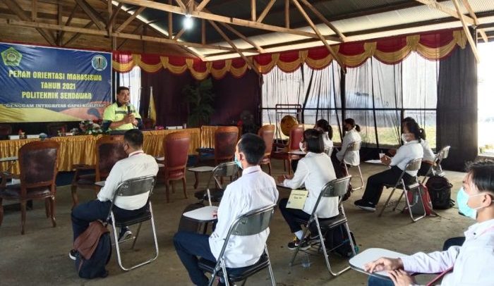Section Head and Comrel PT GBU, Dennis saat memberikan motivasi kepada para mahasiswa baru Poltek Sendawar dalam rangka pengembangan kerjasama dengan pihak kampus. Foto : BorneoFlash.com/Lilis Suryani.