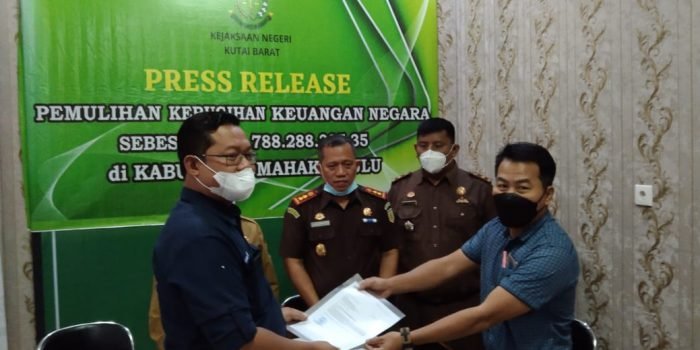 Proses penyerahan pembayaran jaminan uang muka tahap terakhir yang dilakukan oleh pihak asuransi Bosowa kepada PPK Dinas PUPR Mahulu yang kemudian disetorkan ke kas daerah dan disaksikan langsung oleh Kepala Inspektorat Mahulu serta Kepala Kejari Kubar. F