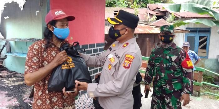Kapolsek Balikpapan Barat Kompol Totok Eko Darminto memberikan bantuan sembako kepada korban kebakaran di RT 50, Kelurahan Margo Mulyo, Balikpapan Barat (Balbar) pada Kamis (14/10/2021). Foto : BorneoFlash.com/Muhammad Eko.