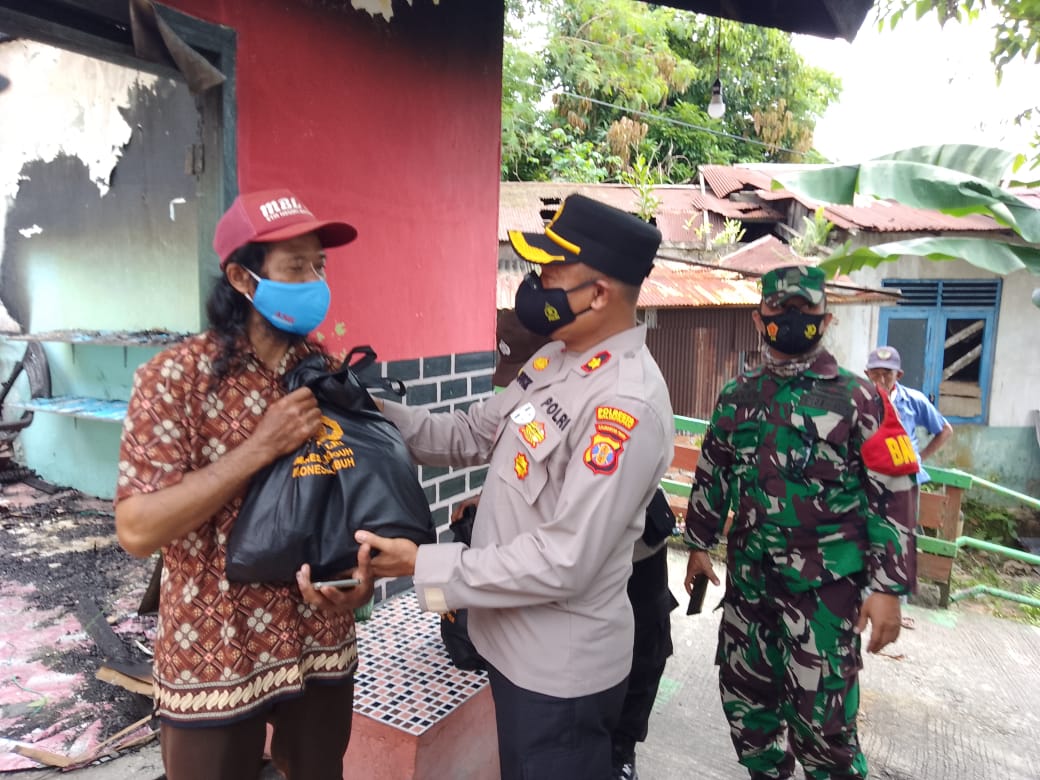 Polsek Balikpapan Barat Serahkan Sembako untuk Korban Kebakaran di Margo Mulyo
