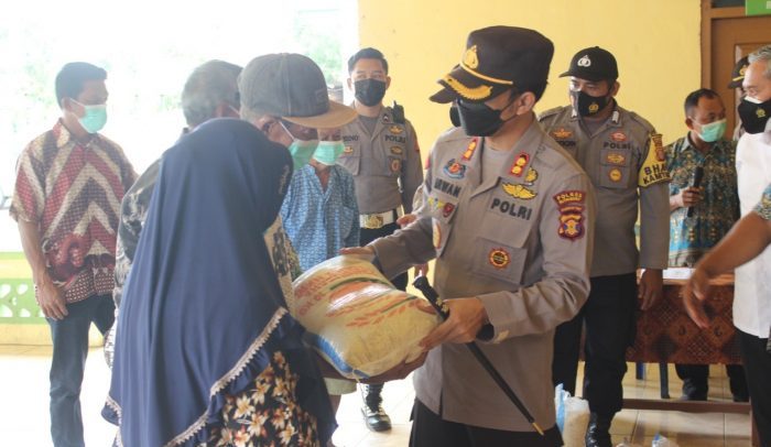 Kapolres Kubar, AKBP Irwan Yuli Prasetyo saat menyerahkan bantuan beras secara simbolis beberapa waktu lalu. Foto : HO/Polres Kubar.