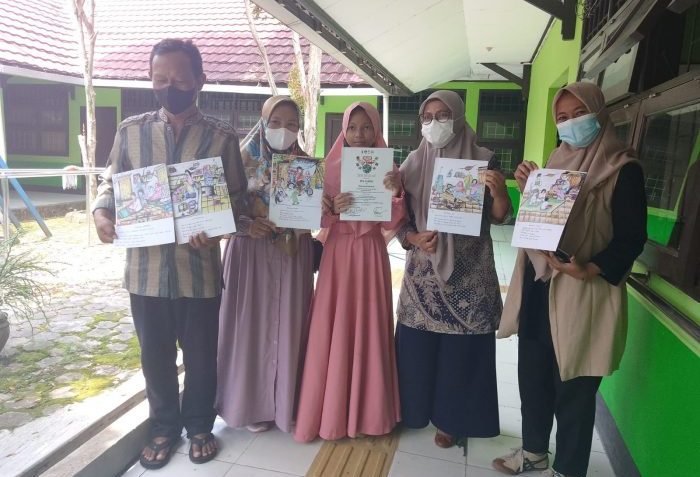 Nisa Alawiah ( Tengah) menunjukkan hasil gambar dan sertifikat juara di beberapa kompetisi yang diikutinya. Foto : BorneoFlash.com/Muhammad Eko.