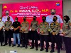 Anggota Komisi V DPR RI Irwan, saat meninjau ruang Command Center Polresta Balikpapan tak lama ini. Foto : BorneoFlash.com/Muhammad Eko.