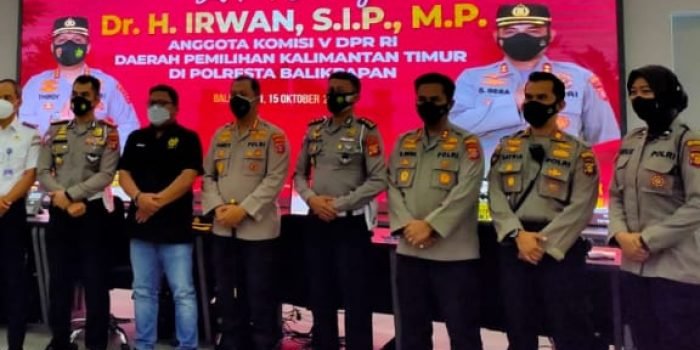 Anggota Komisi V DPR RI Irwan, saat meninjau ruang Command Center Polresta Balikpapan tak lama ini. Foto : BorneoFlash.com/Muhammad Eko.