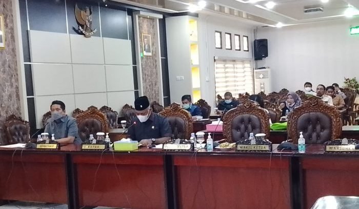 DPRD Kota Balikpapan, menggelar Paripurna terkait Raperda RPJMD tahun 2021-2026, Senin (18/10/2021). Foto : BorneoFlash.com/Muhammad Eko. DPRD Kota Balikpapan, menggelar Paripurna terkait Raperda RPJMD tahun 2021-2026, Senin (18/10/2021). Foto : BorneoFlash.com/Muhammad Eko.