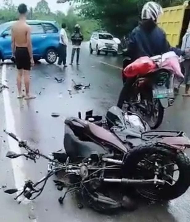 Kecelakaan melibatkan roda dua dan roda empat terjadi di Jalan Soekarno Hatta KM.35 Rt. 13 Kelurahan Karya Merdeka Kecamatan Samboja Kabupaten Kukar pada Senin (18/10/2021) pagi. Foto : HO.