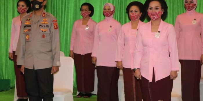 Kapolda Kaltim Irjen Pol. Drs. Herry Rudolf Nahak, M.Si., bersama Ketua Bhayangkari Daerah Kaltim Ny. Endah Herry Nahak menghadiri Peringatan Hari Kesatuan Gerak Bhayangkari (HKGB) ke-69, Kamis (21/10/2021). Foto : HO/Humas Polda Kaltim.