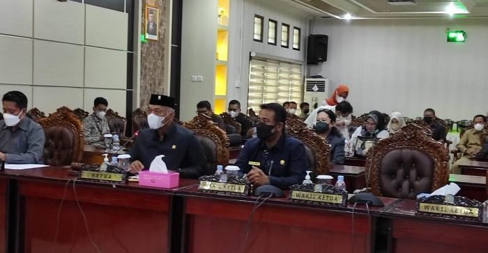 DPRD Kota Balikpapan bersama dengan Pemkot Balikpapan mengesahkan perubahan anggaran pendapatan dan belanja daerah Kota Balikpapan tahun anggaran 2021, Kamis (21/10/2021). Foto : BorneoFlash.com/Muhammad Eko.