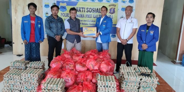 Pengurus Koordinator Cabang Pergerakan Mahasiswa Islam Indonesia (PKC PMII) Kaltim-Kaltara, Aksi baksos berupa pemberian sembako kepada masyarakat yang terdampak Pandemi Covid-19. Foto : BorneoFlash.com/Muhammad Eko.