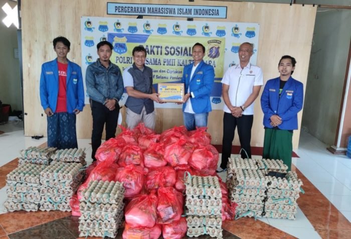 Pengurus Koordinator Cabang Pergerakan Mahasiswa Islam Indonesia (PKC PMII) Kaltim-Kaltara, Aksi baksos berupa pemberian sembako kepada masyarakat yang terdampak Pandemi Covid-19. Foto : BorneoFlash.com/Muhammad Eko.
