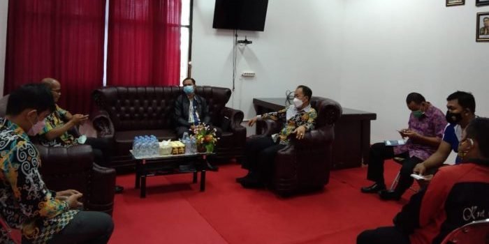 Rapat persiapan atlet untuk mengikuti ajang POPDA XVI Paser yang rencananya digelar pada bulan November mendatang di Kantor Dispora Kubar pada Kamis (21/10/2021). Foto : BorneoFlash.com/Lilis Suryani.