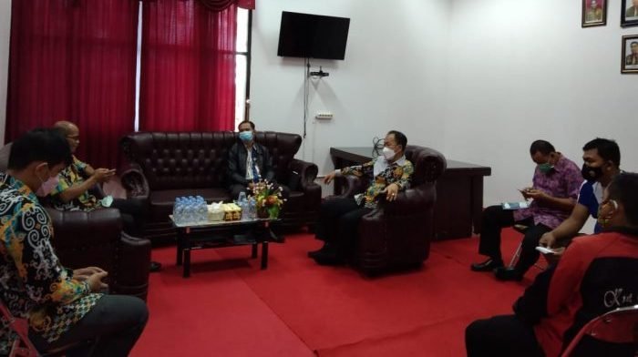 Rapat persiapan atlet untuk mengikuti ajang POPDA XVI Paser yang rencananya digelar pada bulan November mendatang di Kantor Dispora Kubar pada Kamis (21/10/2021). Foto : BorneoFlash.com/Lilis Suryani.