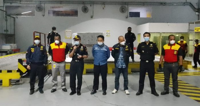 Kepala Kantor Bea dan Cukai (KPPBC) Balikpapan, Firman Sane Hanafiah (Pegang Mic) Saat Memberikan Keterangan atas Kedatangan Vial Vaksin Pfizer dari Switzerland (Jerman) di Bandara Internasional SAMS Sepinggan Kamis (21/10/2021). Foto : BorneoFlash.com/Muhammad Eko.
