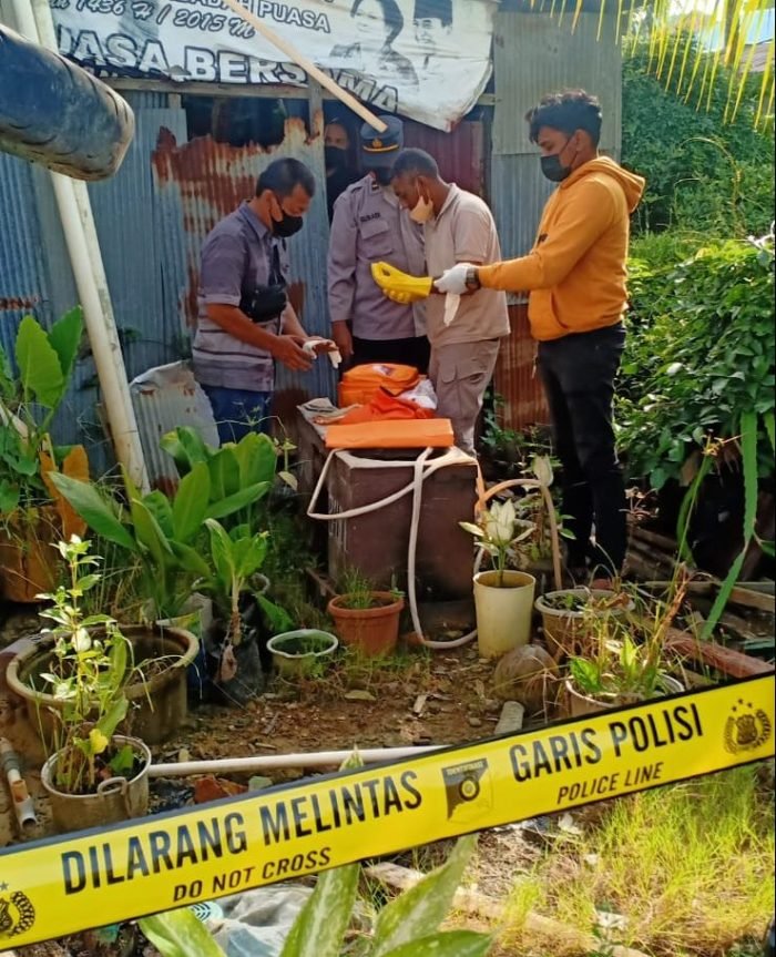 Petugas saat kepolisian saat mendatangi TKP. BorneoFlash.com/Muhammad Eko.