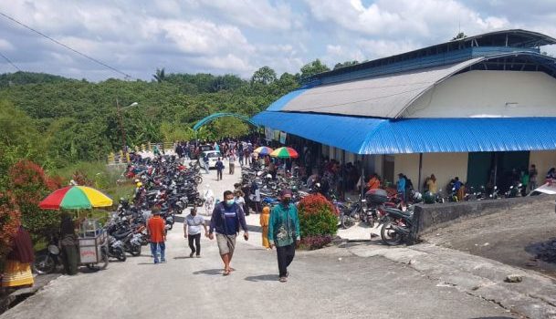 Pasar rakyat yang berlokasi di Kilometer (KM) 12, RT 21, Kelurahan Karang Joang, Balikpapan Utara. Foto : BorneoFlash.com/Muhammad Eko.