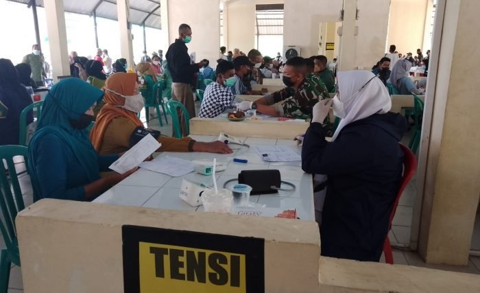 Kodim 0905/Balikpapan bersama pemerintah kota Balikpapan, DPRD Kota Balikpapan dan Lembaga Pemberdaya Masyarakat (LPM) Karang Joang vaksinasi dilakukan di Pasar Rakyat Karang Joang Balikpapan Utara pada Rabu (27/10/2021). Foto : BorneoFlash.com/Muhammad Eko.