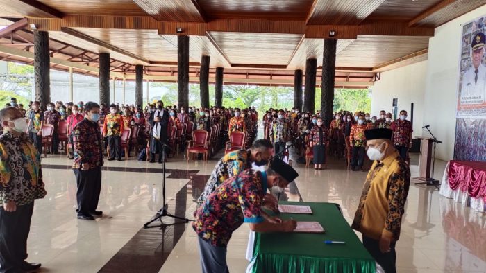 Wakil Bupati Kutai Barat, H. Edyanto Arkan memandu acara pengambilan sumpah jabatan kepada 530 pejabat yang baru dilantik di alun-alun Itho Sendawar, Kutai Barat, Jumat (29/10/2021). Foto : BorneoFlash.com/Lilis Suryani.